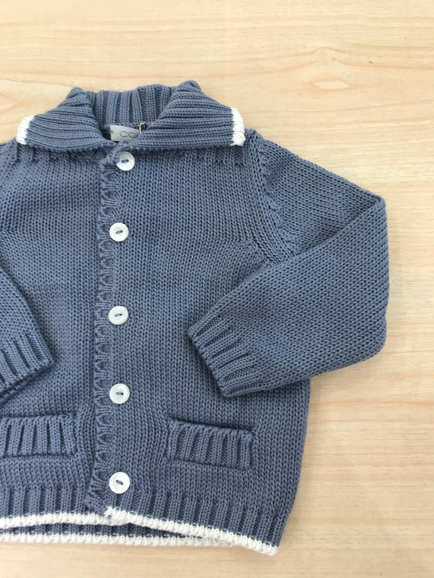 Cardigan Colibrì in filo avio con rifiniture in bianco