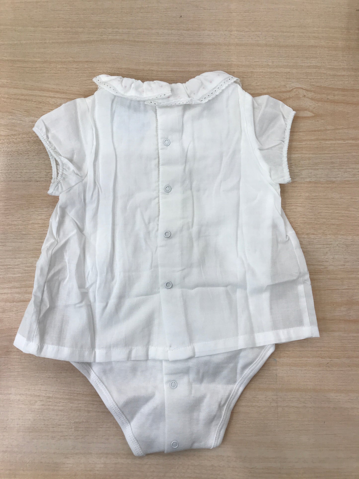 Body Laranjinha in cotone mezza manica con collo con rusche rifinita in san gallo e pois rosa con effetto finta camicia