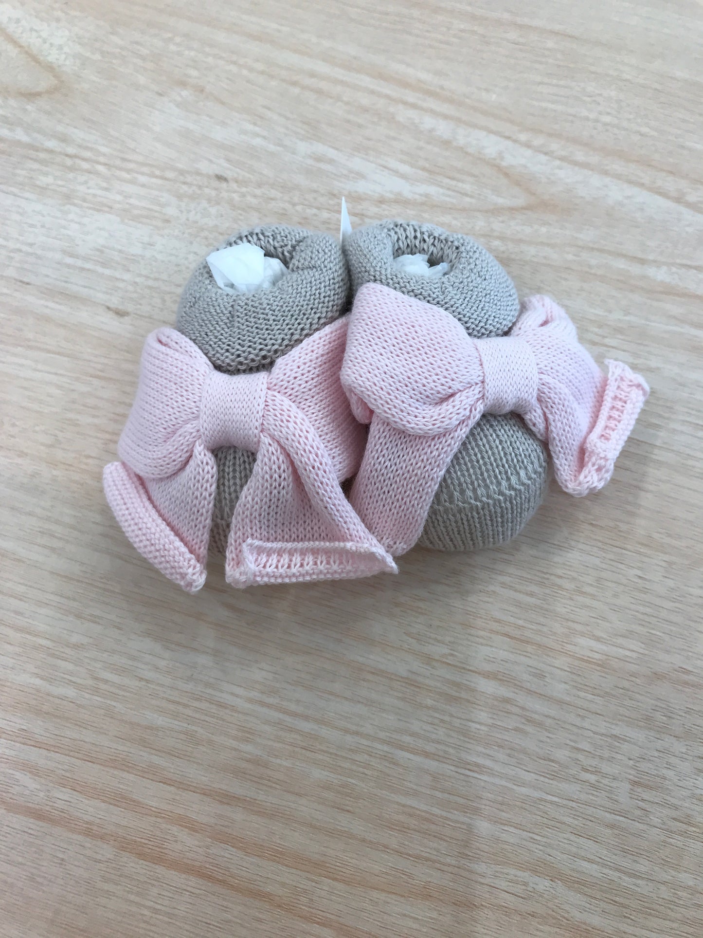 Babbucce Bebè di Almy in filo tortora con fiocco rosa