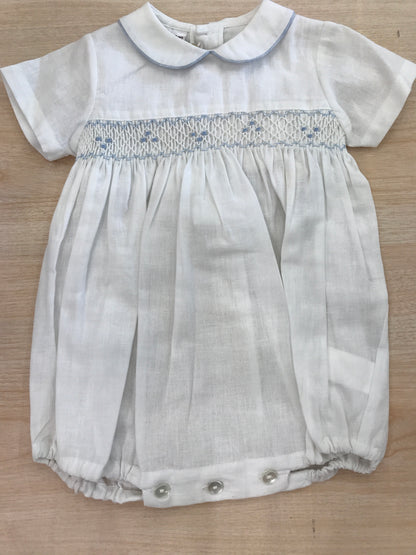 Pagliaccetto Les Enfants de Gisele in lino bianco mezza manica a sbuffo con punto smock ricamato sul corpetto