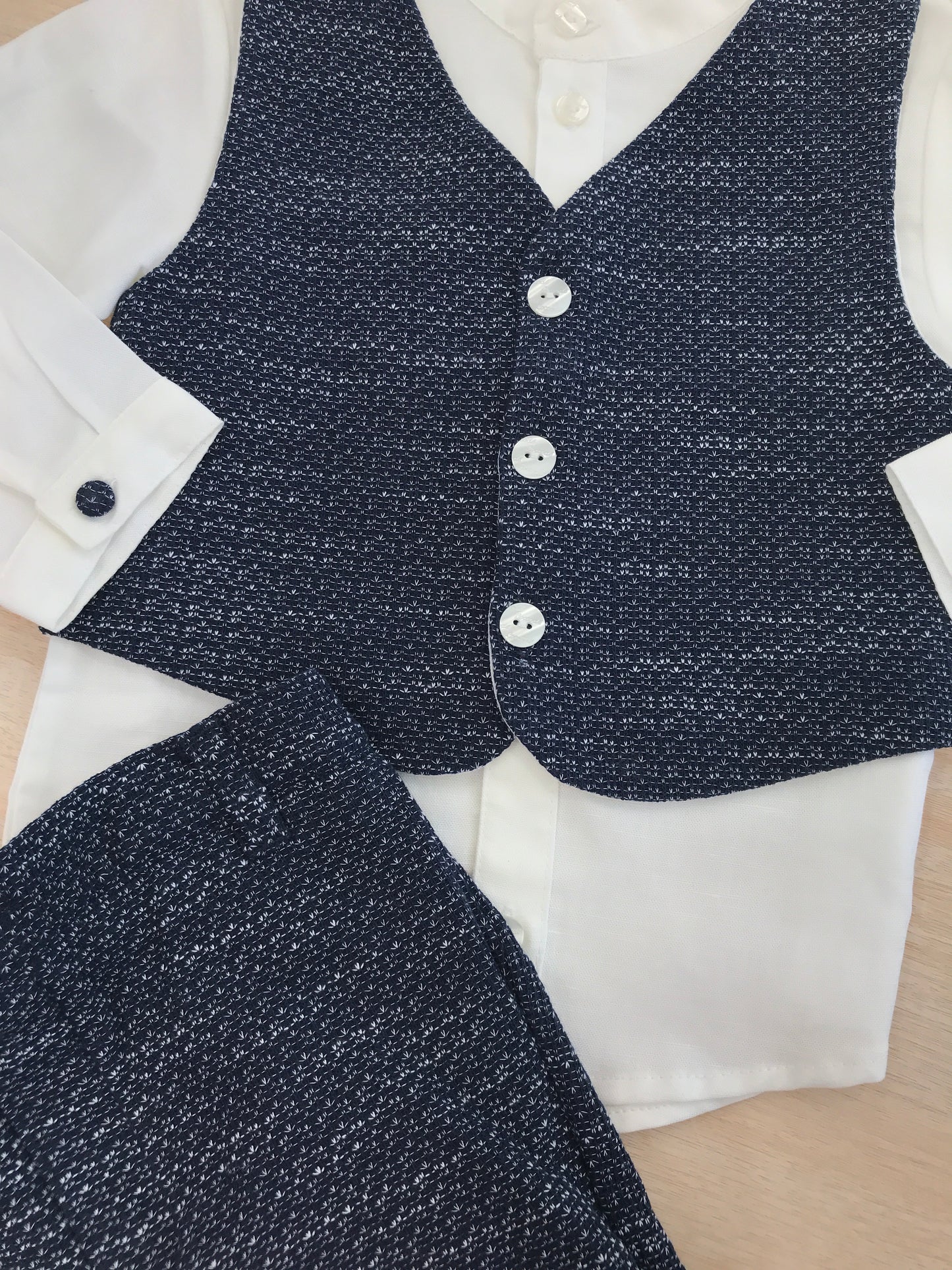 Completo Coccodè bermuda con gilet blu scuro con camicia manica lunga bianca