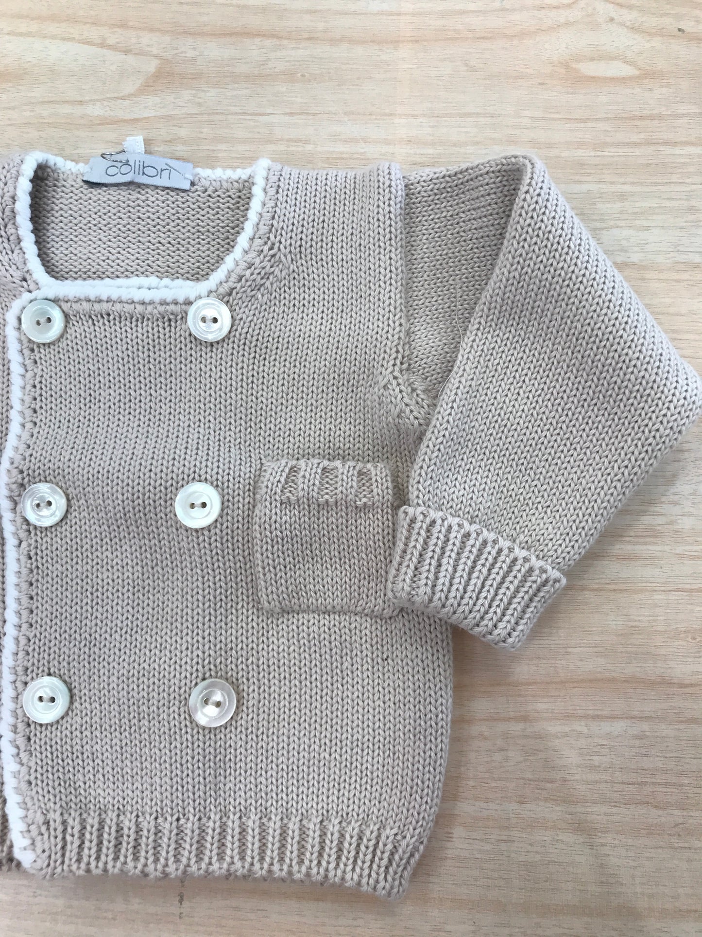 Cardigan Colibrì in filo tortora manica lunga con rifiniture bianche doppiopetto con taschino laterale