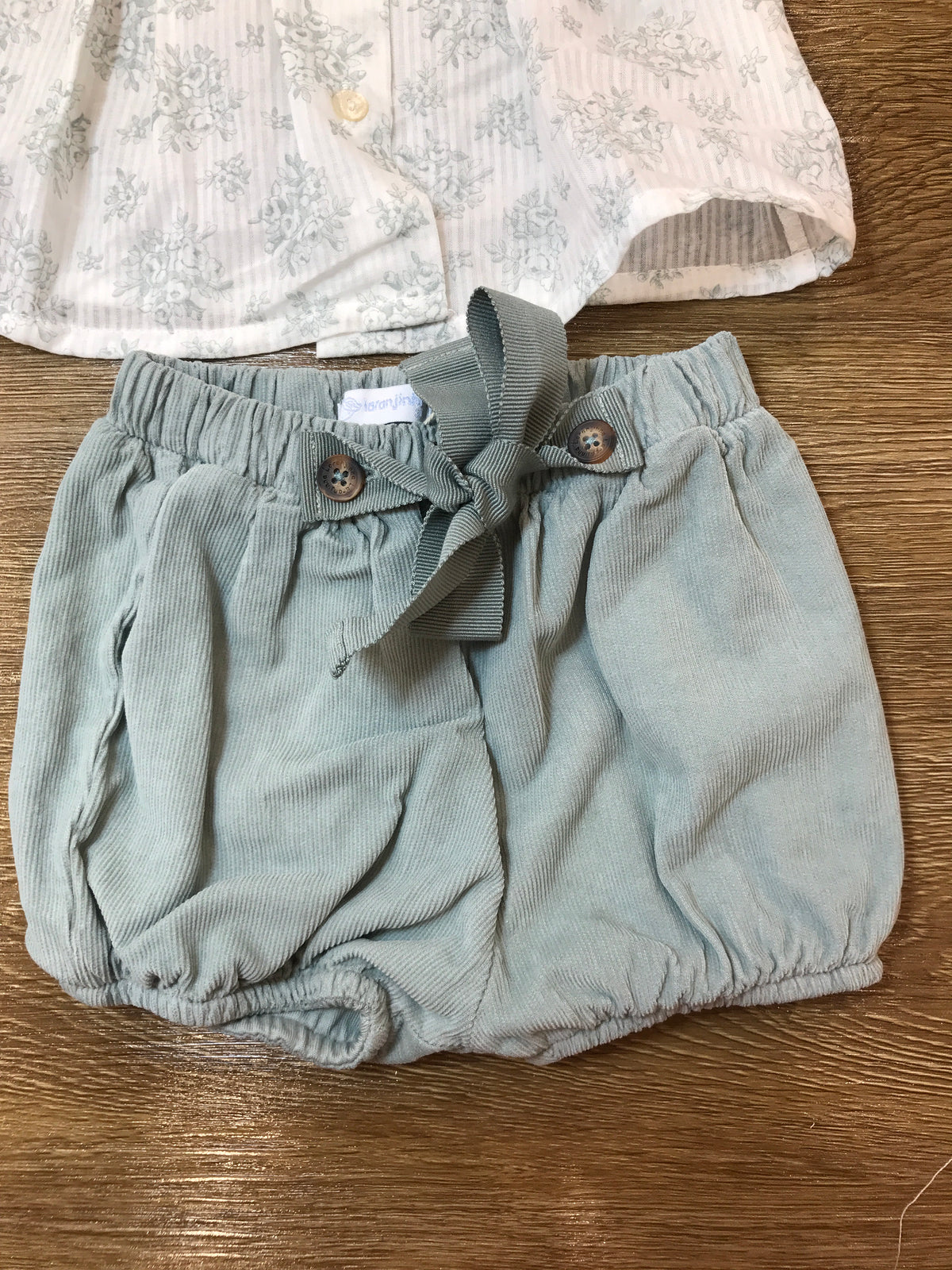 Completo Laranjinha camicia manica lunga con fiorellini verdi e culotte in velluto a coste verde con laccio