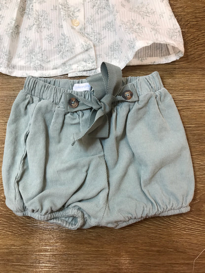 Completo Laranjinha camicia manica lunga con fiorellini verdi e culotte in velluto a coste verde con laccio
