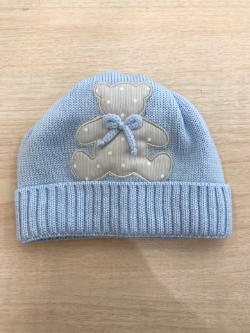 Cappello Baby Lord in lana celeste con risvolto ed orsetto applicato sul davanti
