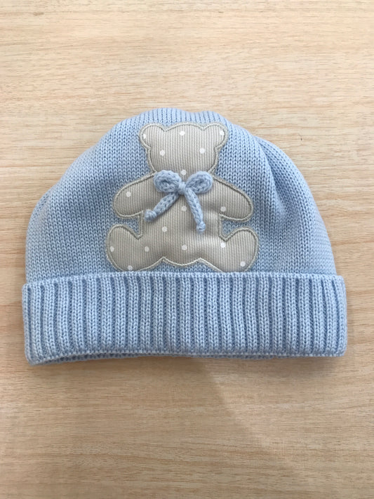 Cappello Baby Lord in lana celeste con risvolto ed orsetto applicato sul davanti