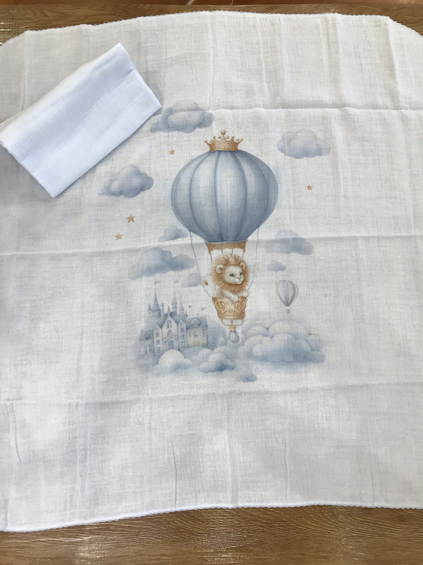 Mussola Sofija coppia in cotone celeste con mongolfiera e leoncino