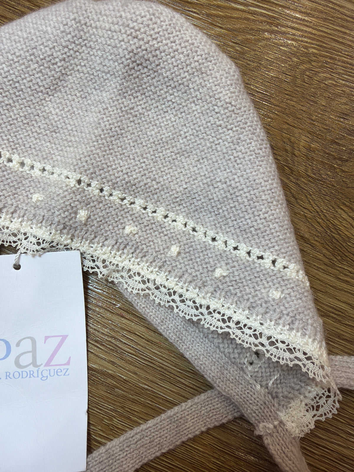 Cuffia Paz Rodriguez in lana tortora con rifiniture panna e lacci
