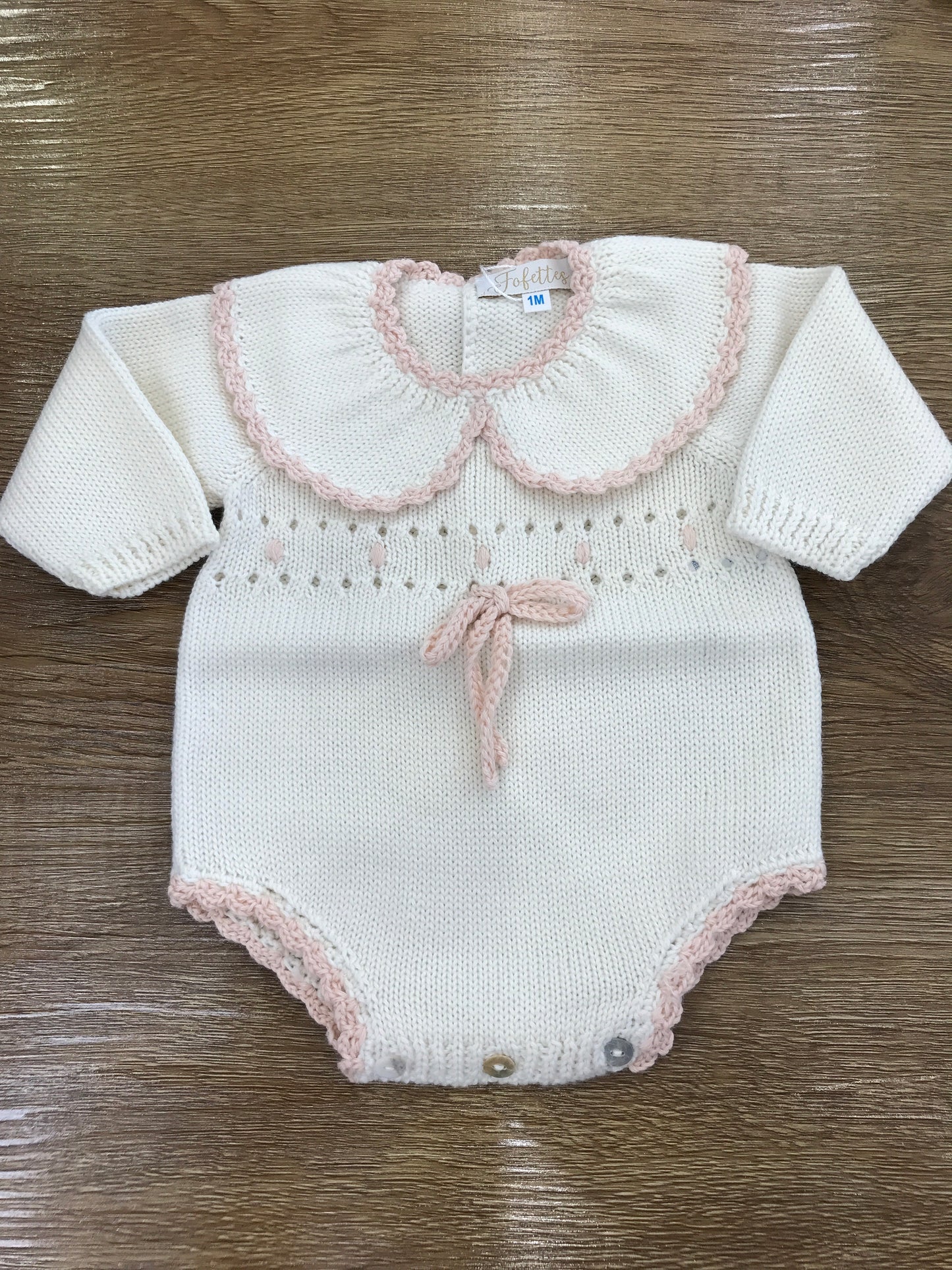 Pagliaccetto Fofettes panna collo rotondo smerlato rosa con pois in rilievo e fiocchetto