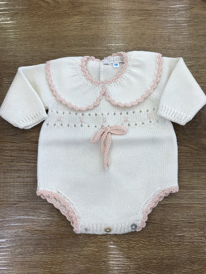 Pagliaccetto Fofettes panna collo rotondo smerlato rosa con pois in rilievo e fiocchetto