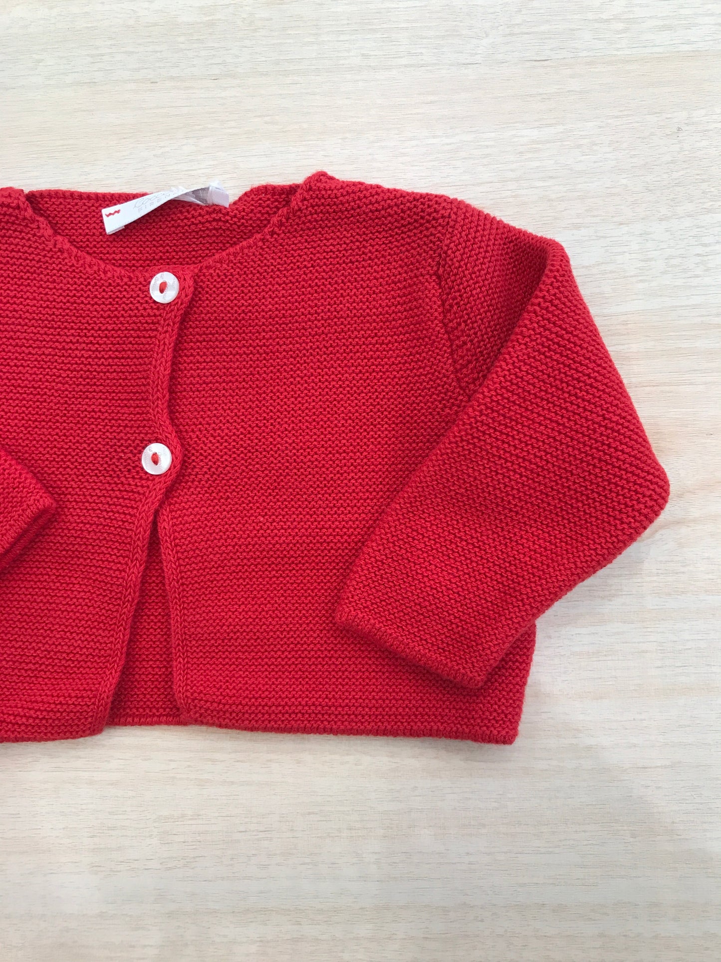 Cardigan Coccodè in filo rosso con due piccoli bottoni sul davanti