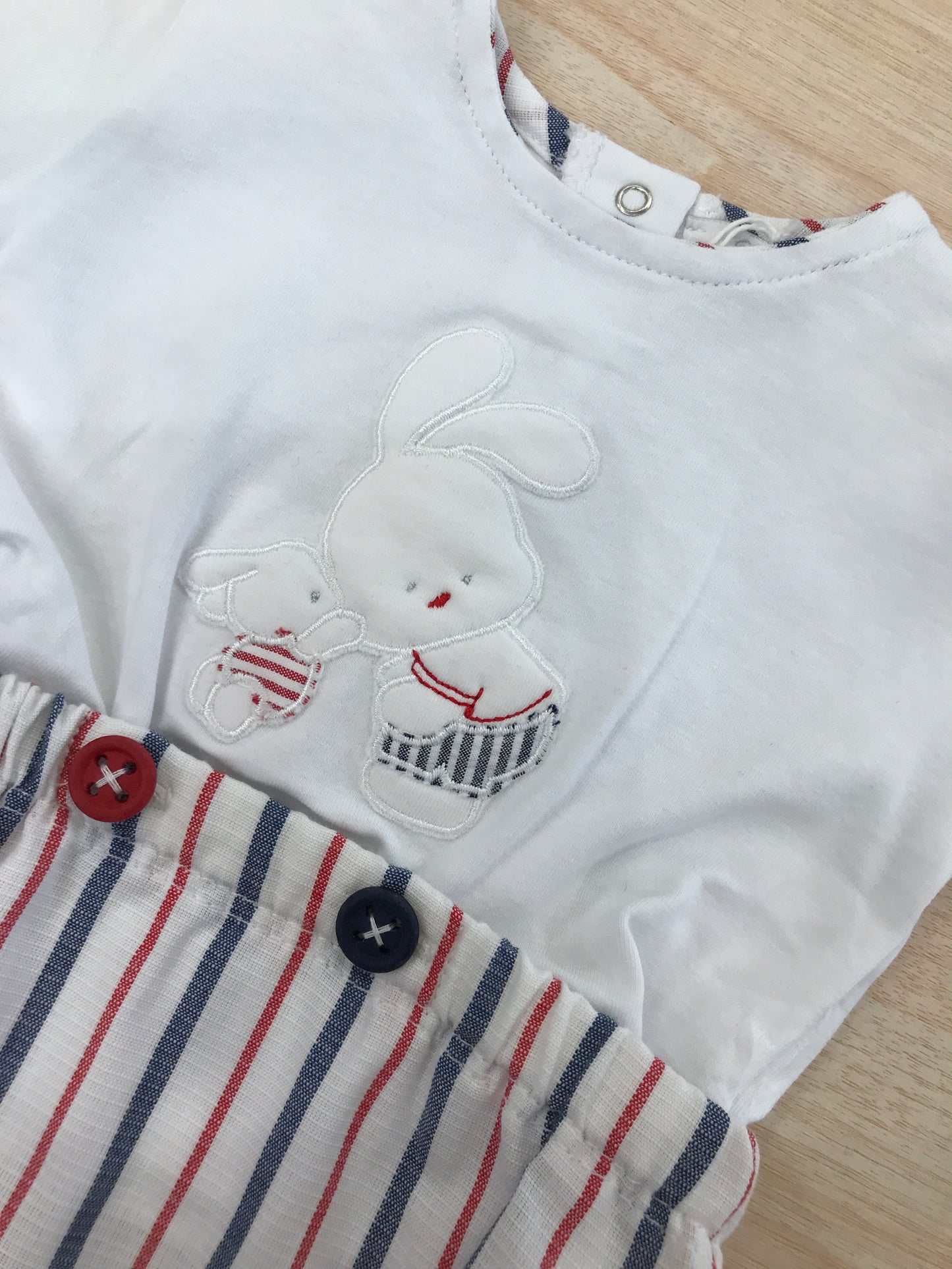 Completo Coccodè in cotone due pezzi bianco con righe blu e rosse con coniglietti applicati sul davanti