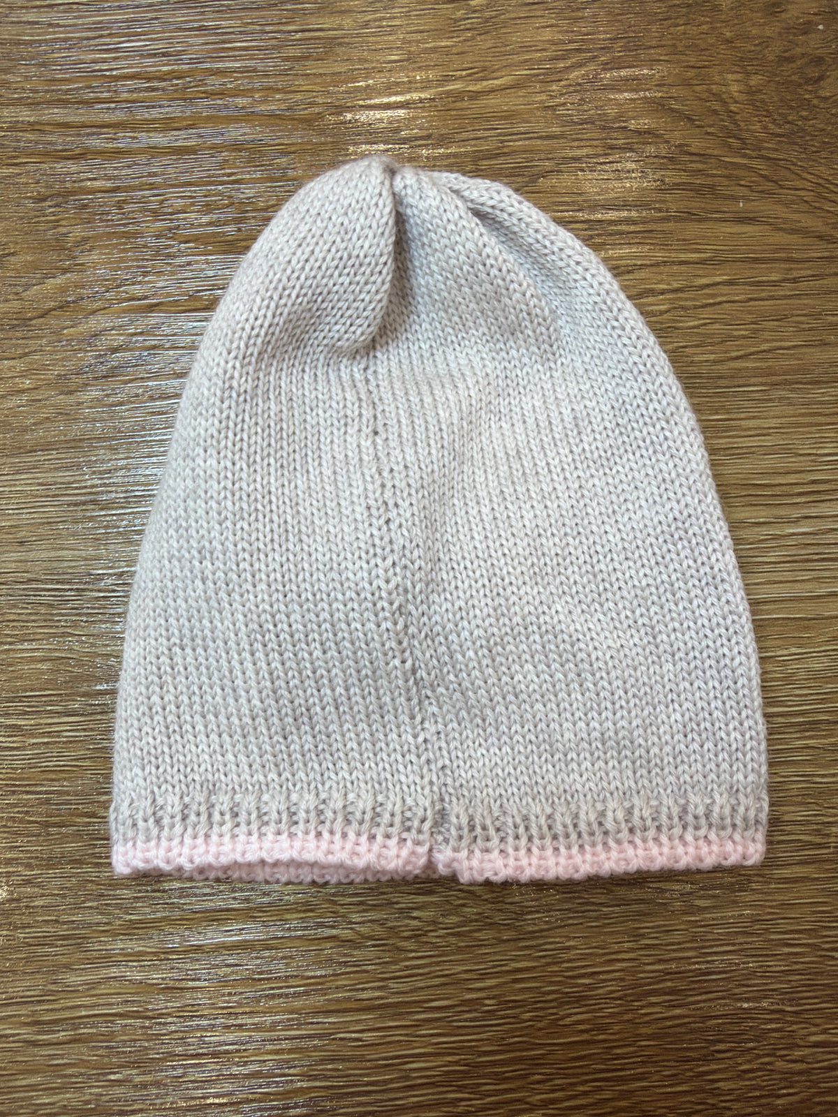 Cappello Bebè di Almy in lana tortora con profilo rosa con fiocco centrale