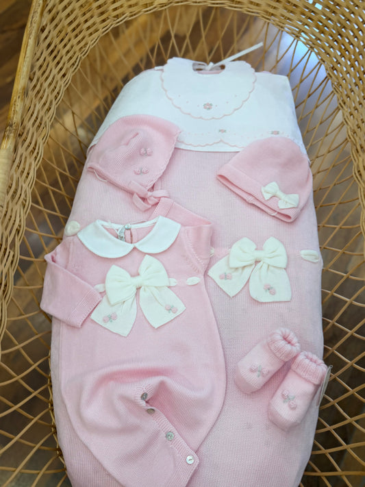 Coordinato nascita Baby Lord in pura lana con tutina intera con fiocco e rosselline ricamate a mano con babbucce, cuffia e cappello