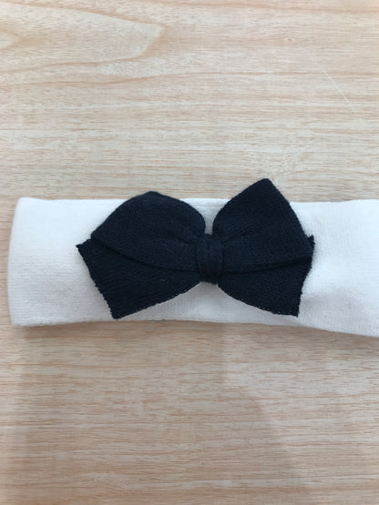 Fascia Baby Lord in filo bianco con fiocchetto blu scuro sul davanti