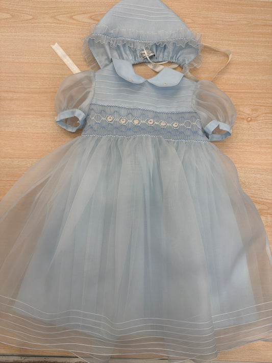 Abito Piccola Giuggiola in organza in seta celeste mezza manica con lavorazione di punto smock e lavorazione di fiori con cuffietta abbinata