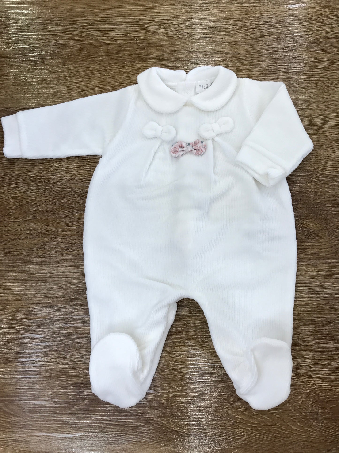 Tutina Nanan in ciniglia bianca intera con piccoli fiocchetti sul davanti ed uno floreale
