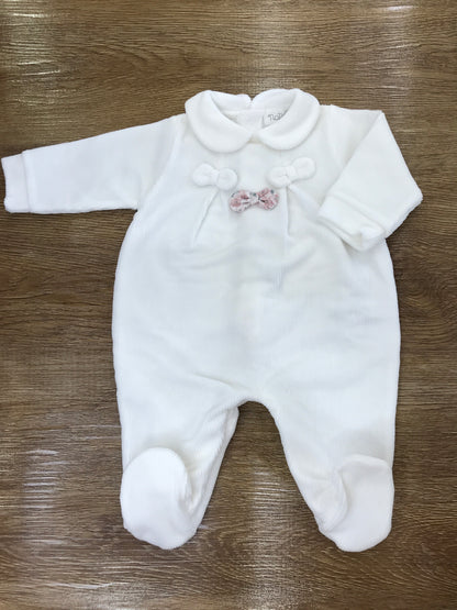 Tutina Nanan in ciniglia bianca intera con piccoli fiocchetti sul davanti ed uno floreale