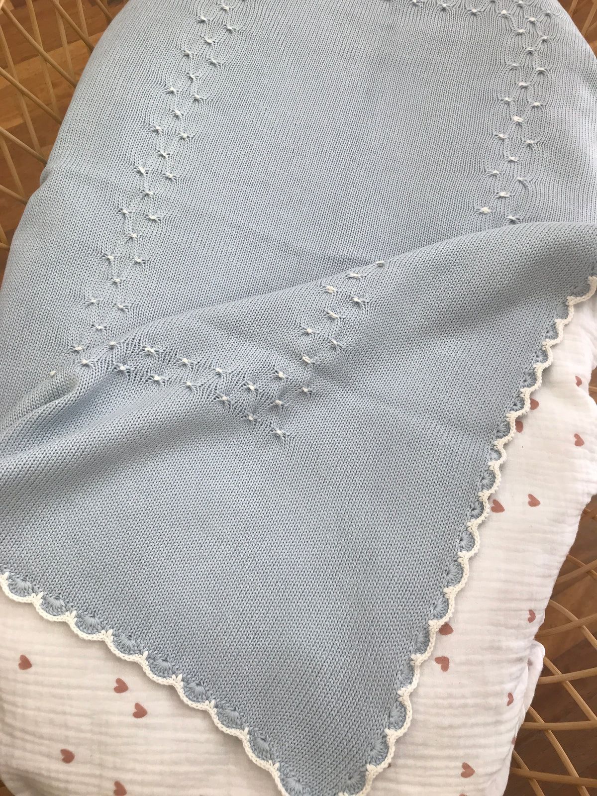 Coperta Fofettes celeste con profilo panna smerlato con lavorazione di punto smock sul davanti
