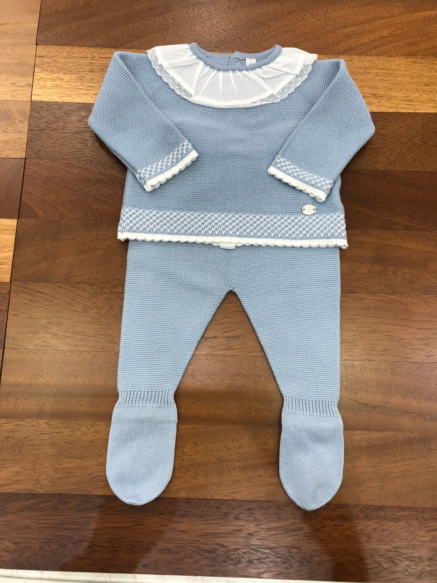 Tutina Martin Aranda in filo celeste polvere due pezzi con piedini manica lunga dettagli in bianco collo con rusche bianca