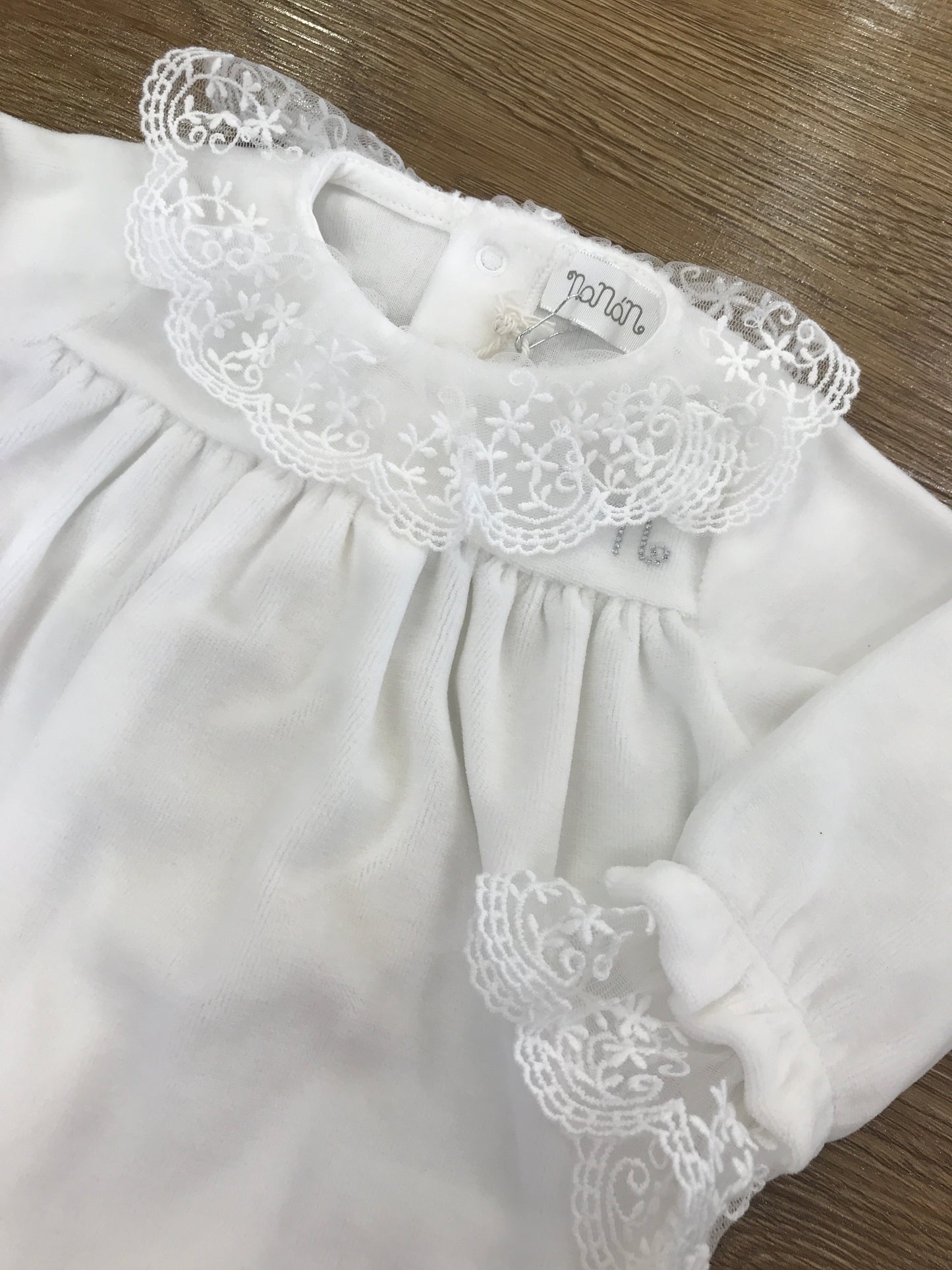 Tutina Nanan intera con polsini rifiniti con pizzo applicato al colletto con logo brillantinato