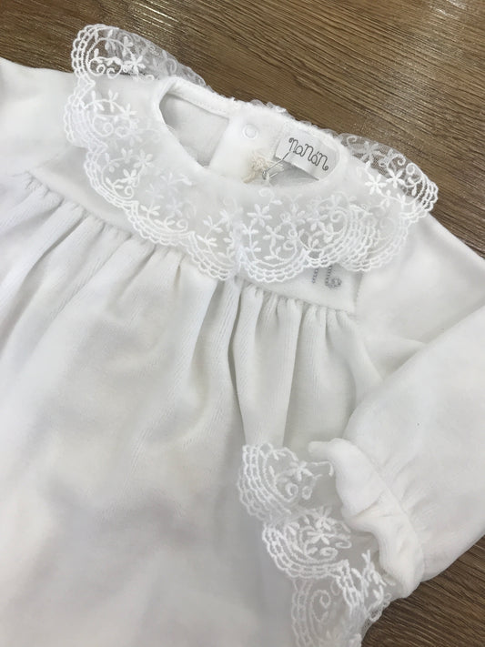 Tutina Nanan intera con polsini rifiniti con pizzo applicato al colletto con logo brillantinato