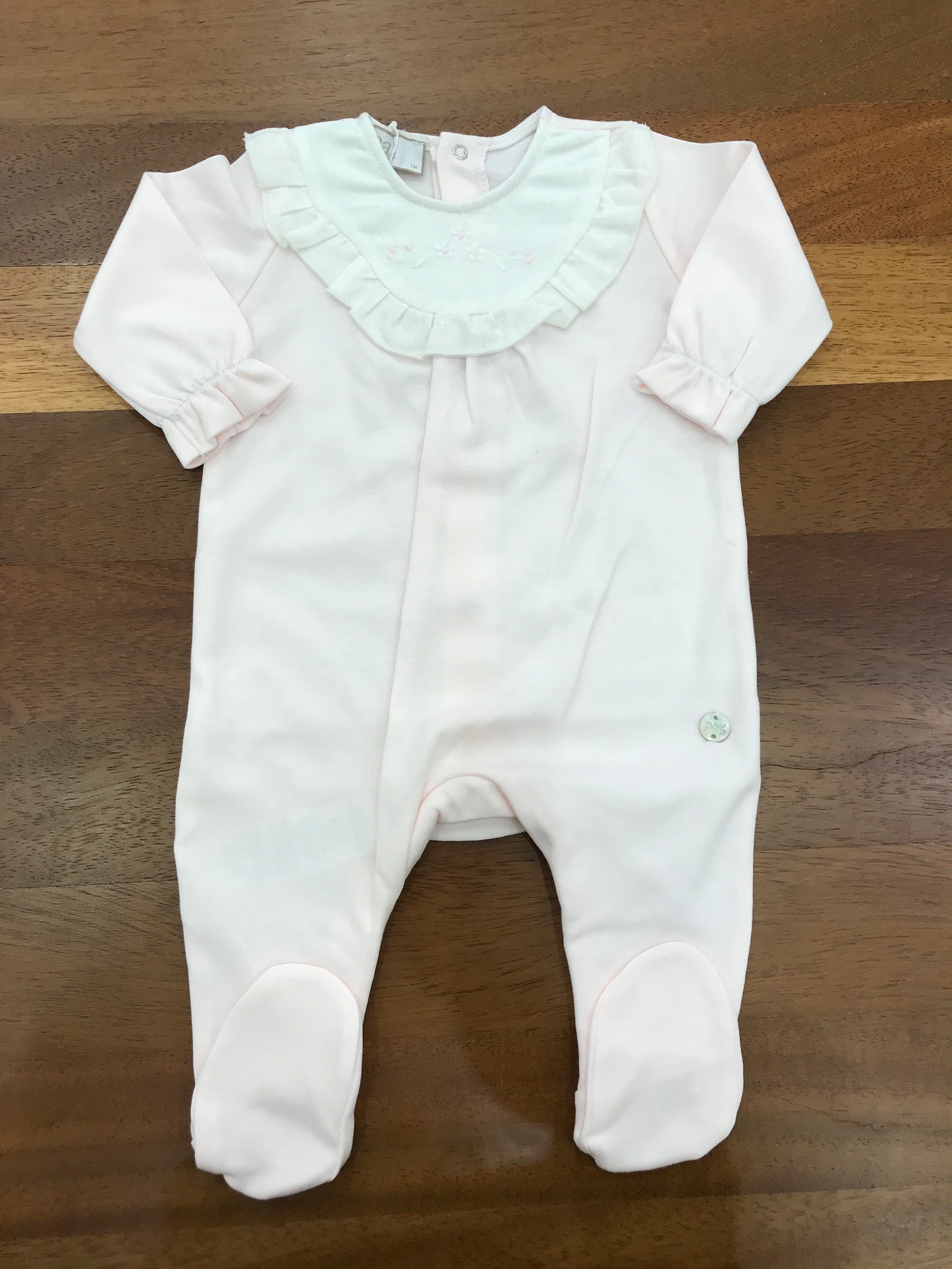 Tutina Paz Rodriguez in cotone rosa manica lunga con piedini collo in lino bianco con rusche con fiori bianchi e rosa