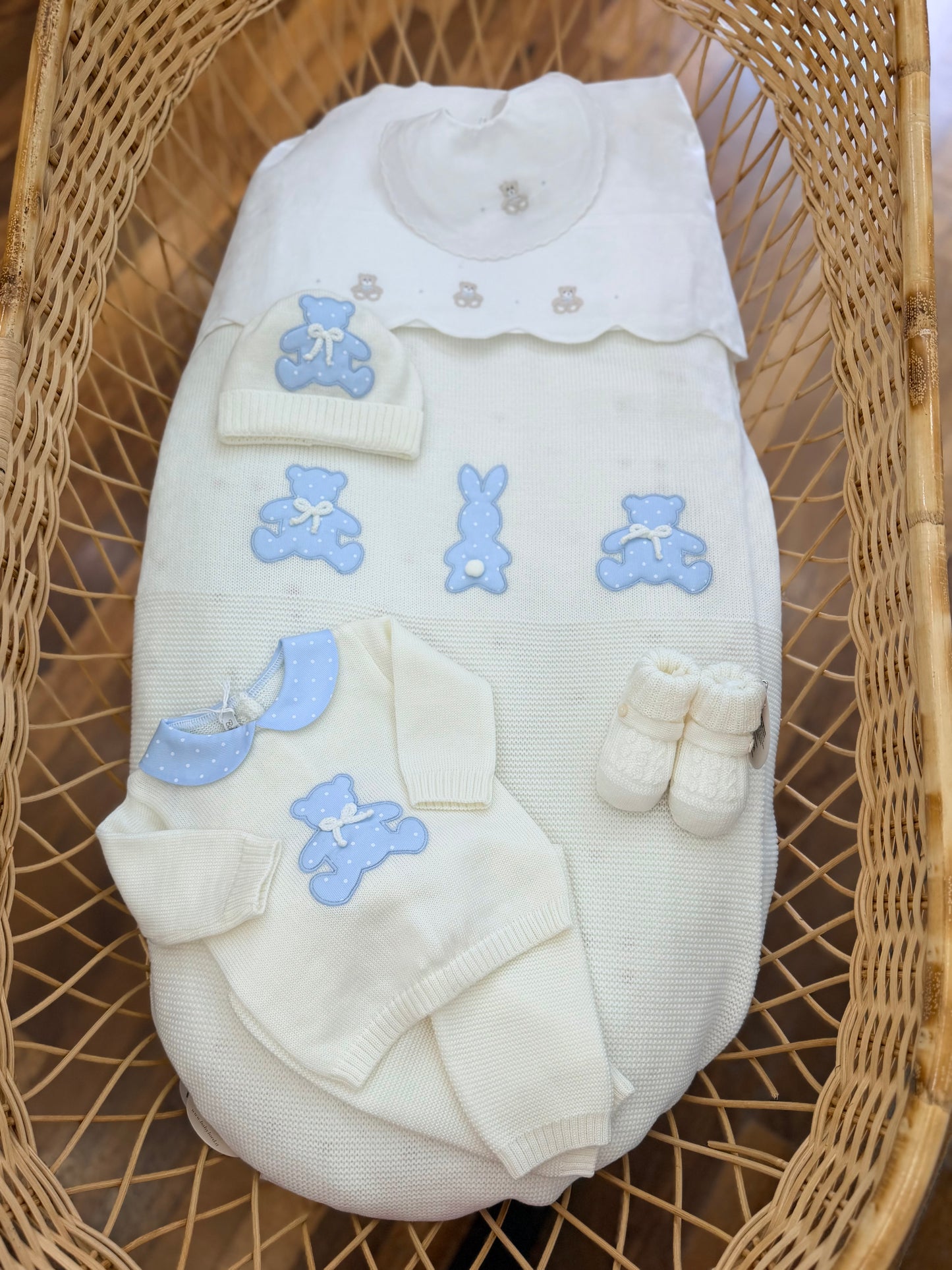 Coordinato nascita Baby Lord in pura lana con due pezzi con applicazione di orsetto e cappello con babbuccia coordinata