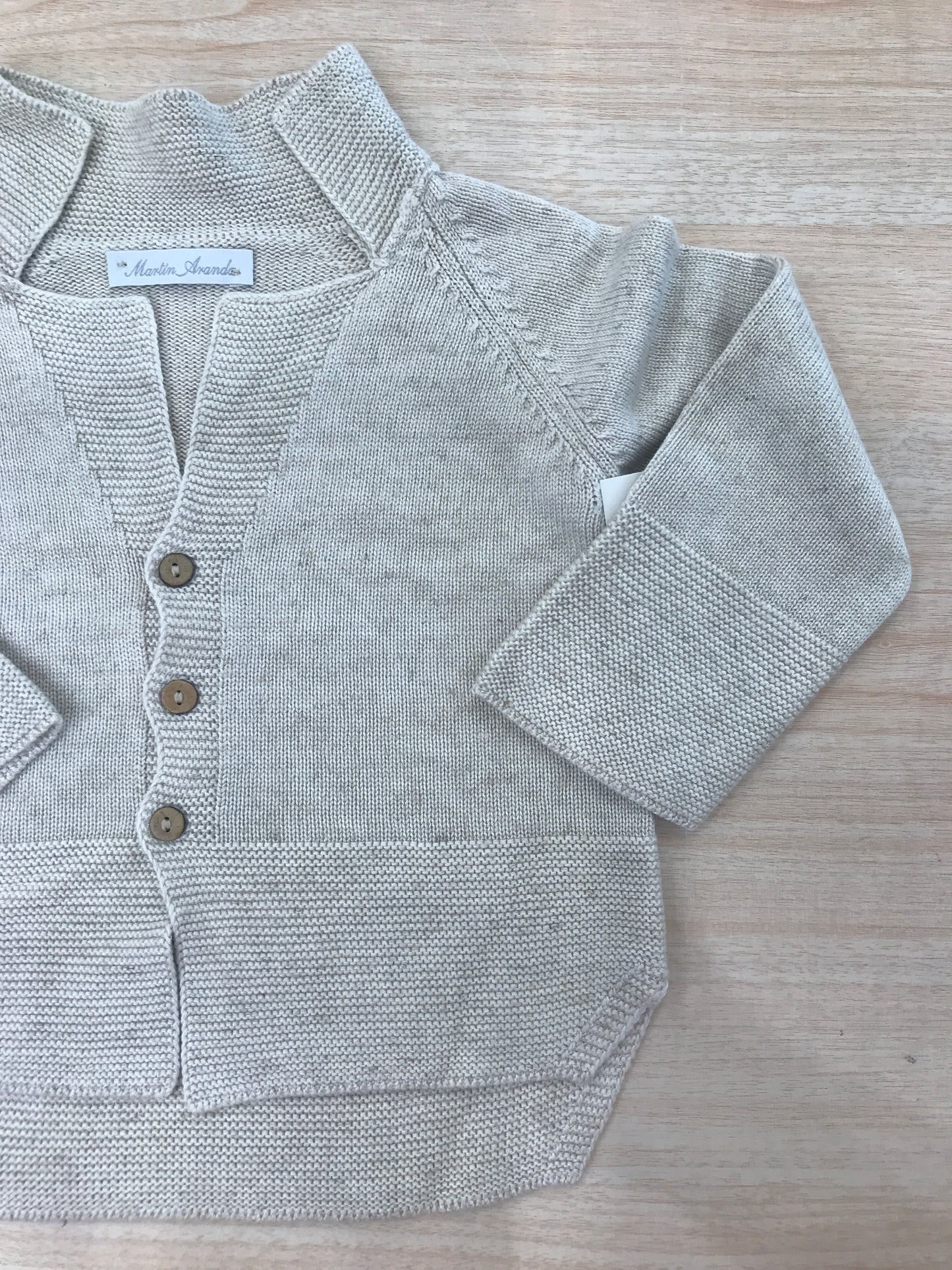 Cardigan Martin Aranda in filo di cotone tortora più lungo sul retro