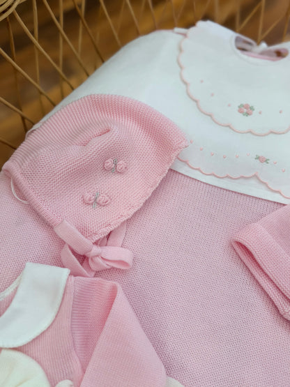 Coordinato nascita Baby Lord in pura lana con due pezzi con fiocco e rosselline ricamate a mano con babbucce, cuffia e cappellino