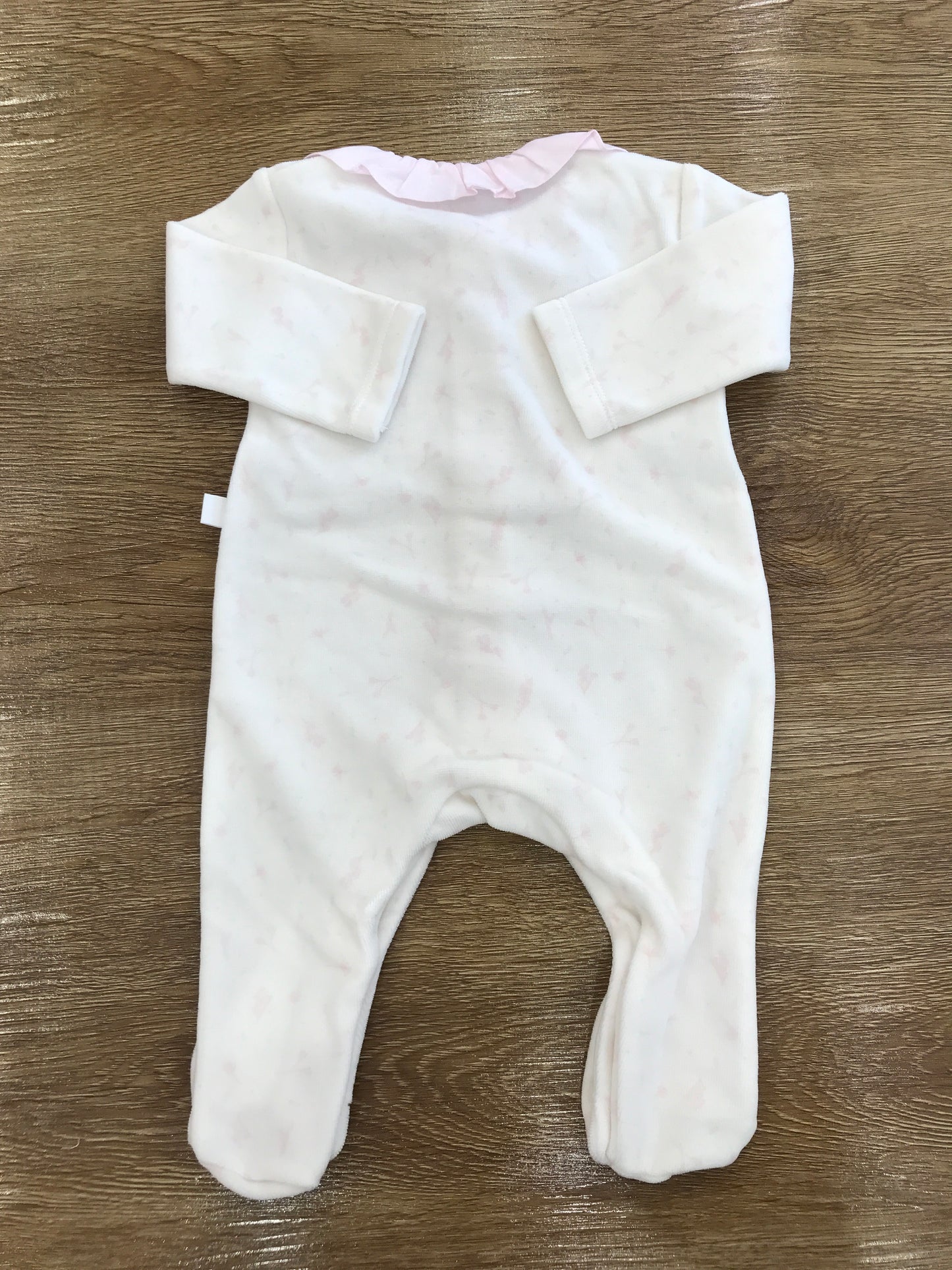 Tutina Laranjinha in ciniglia panna con rusche al collo rosa e fiorellini rosa su tutt'essa