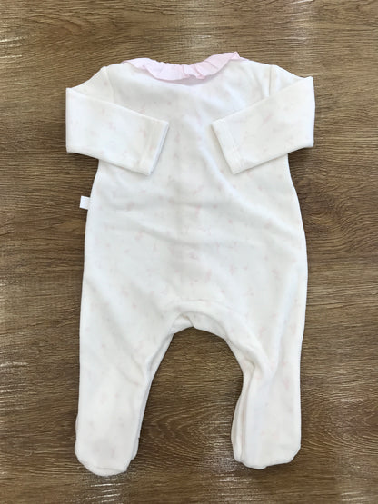 Tutina Laranjinha in ciniglia panna con rusche al collo rosa e fiorellini rosa su tutt'essa