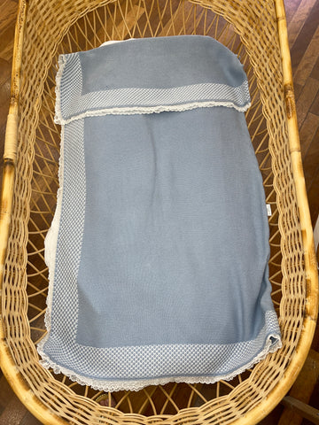 Coperta Martina Aranda di filo di cotone azzurra con pizzo al bordo