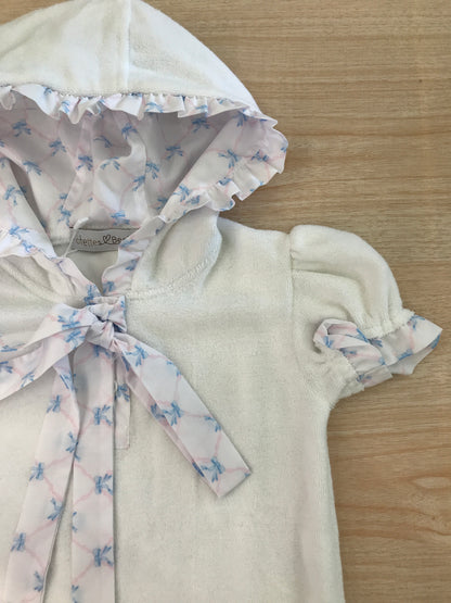 Poncho Fofettes in spugna bianca con rusche bianca con fiocchetti  mezza manica con cappuccio