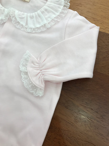 Tutina Baby Gi in cotone rosa manica lunga gamba lunga collo con rusche rifinita da pizzo bianco