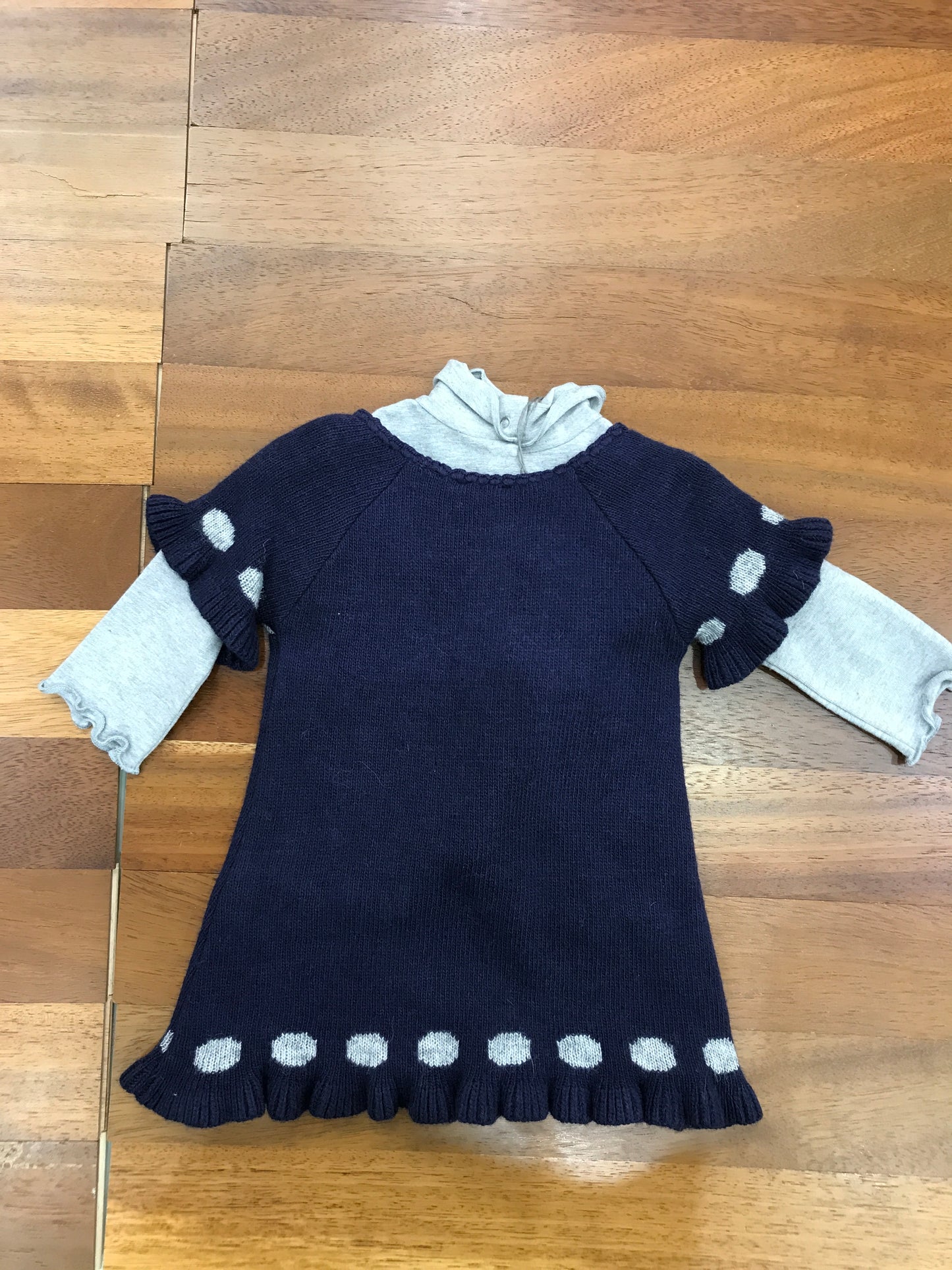 Abitino Juppolà in lana blu mezza manica con pois sulle maniche e bordo centrale una margherita con maglietta grigia in caldo cotone manica lunga