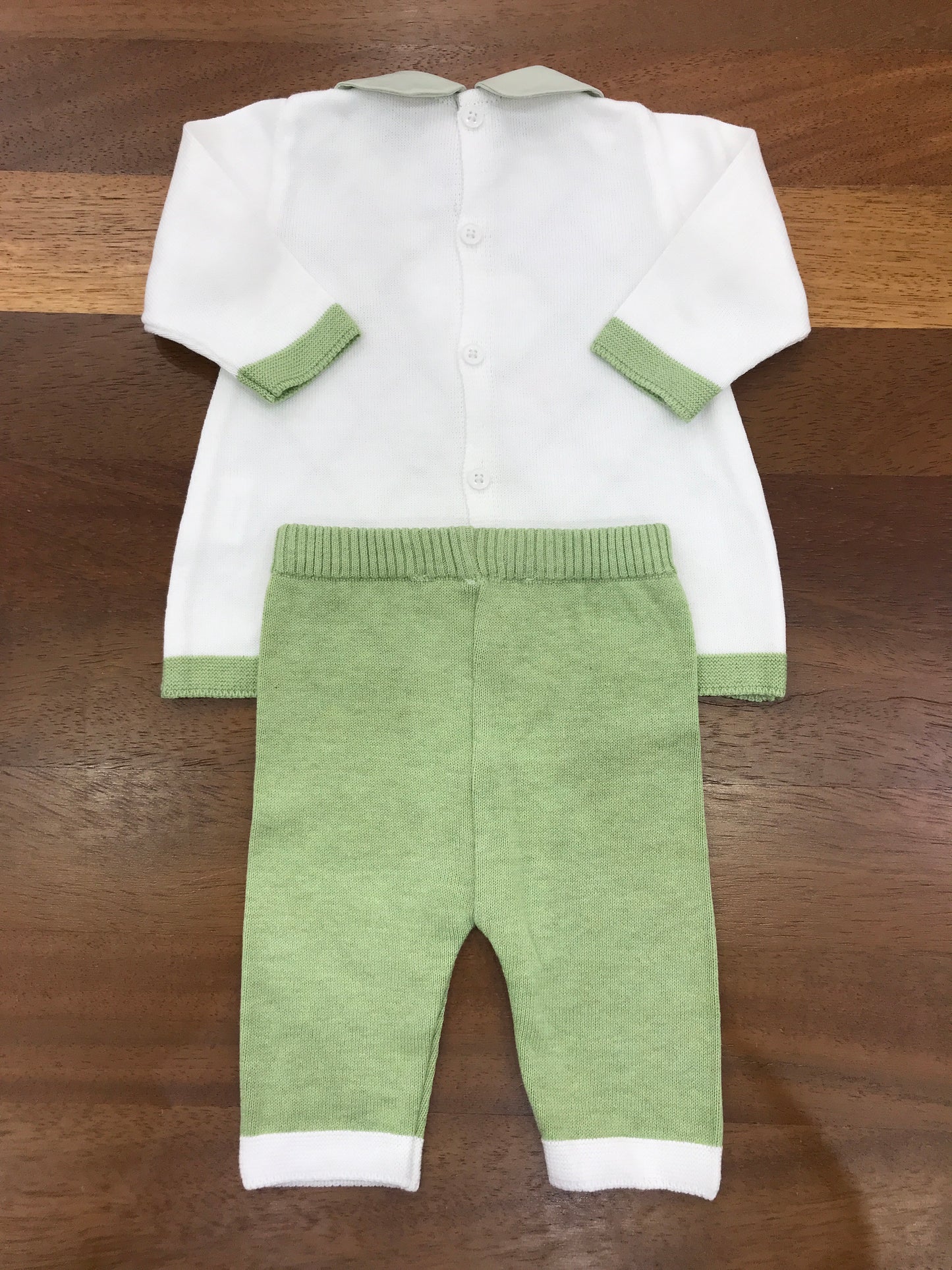 Tutina Colori Chiari in filo di cotone due pezzi in verde e bianco con motivo a rombi e fiocchetti ricamati