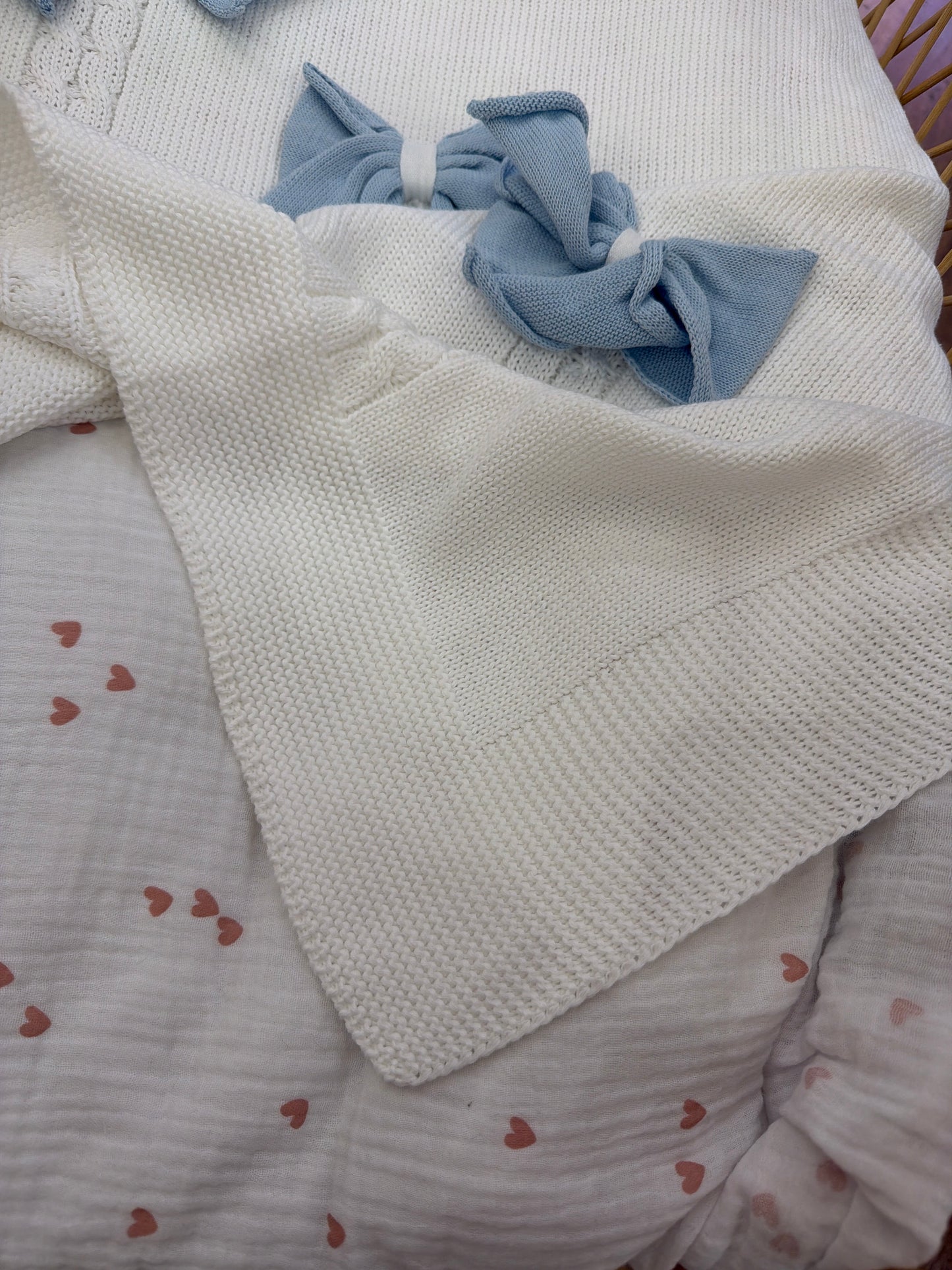 Coperta Bebè di Almy in filo bianco con lavorazione di trecce e fiocchi