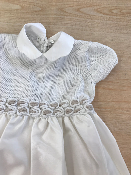 Abito Colibrì con corpetto in filo bianco mezza manica con gonna in saten bianca con tulle lavorazione di fiori sul corpetto