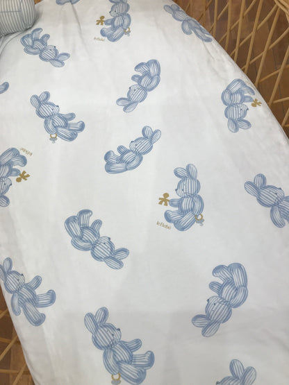 Coperta Le Bebè in cotone celeste con coniglietti celesti ed applicato lateralmente un peluche a forma di coniglietto