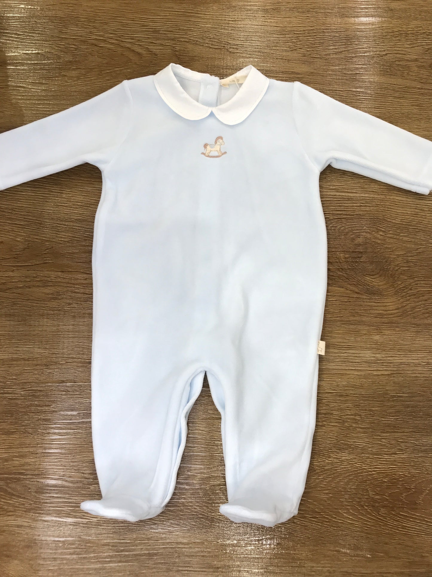 Tutina Baby Gi in ciniglia celeste intera con colletto bianco e cavallo a dondolo ricamato sul davanti