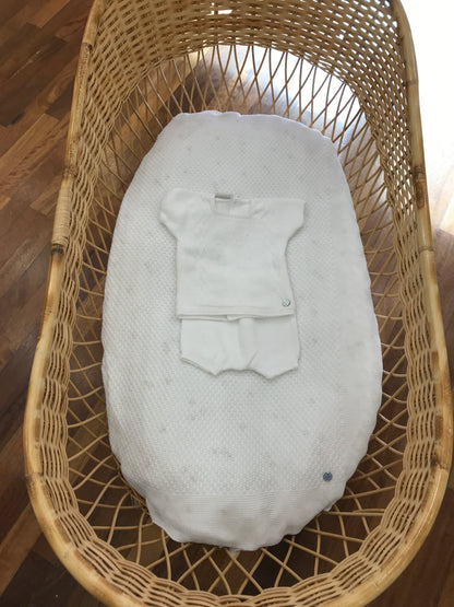 Coordinato nascita Paz Rodriguez in filo bianco con lavorazione in maglia su coperta e completino due pezzi