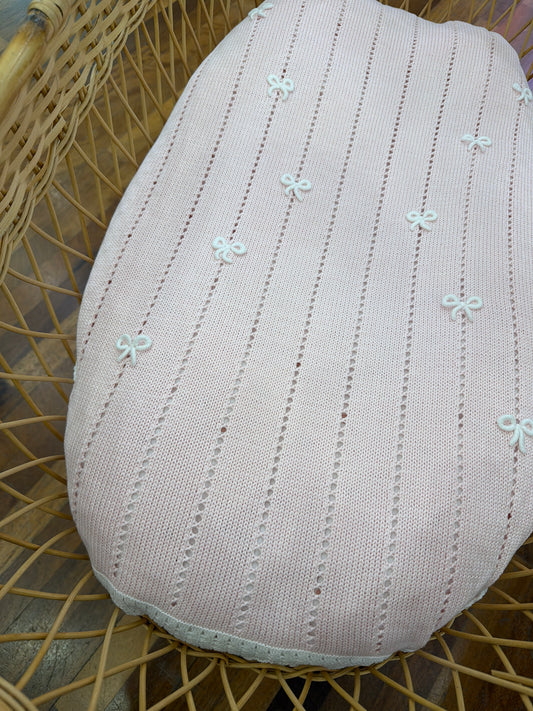 Coperta Bebè di Almy in filo di cotone rosa traforata con bordo in bianco con nodi d'amore in bianco