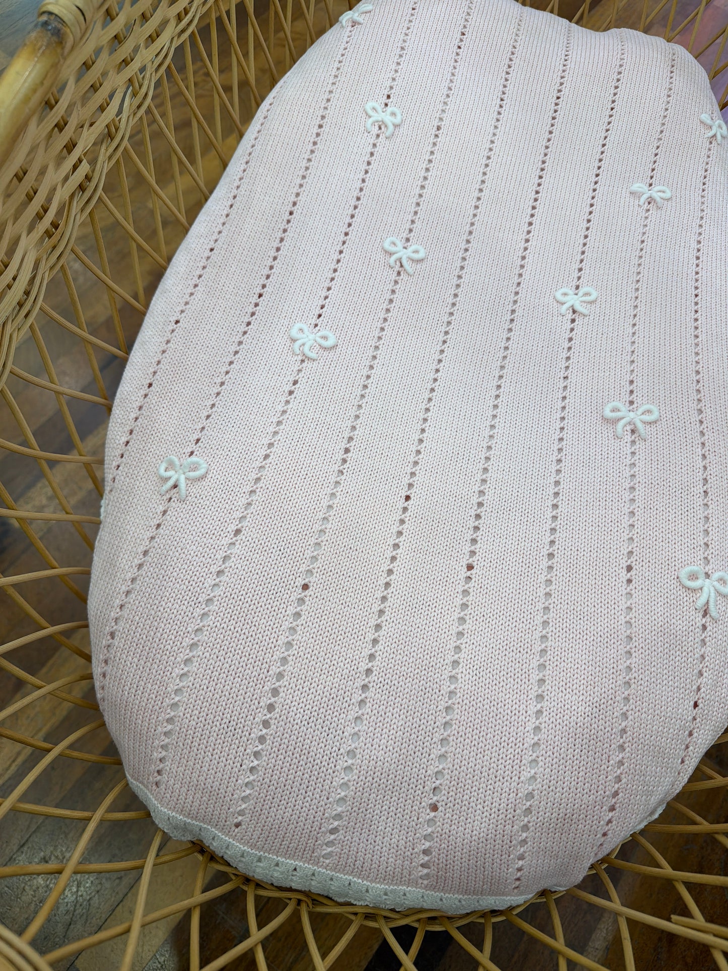 Coperta Bebè di Almy in filo di cotone rosa traforata con bordo in bianco con nodi d'amore in bianco