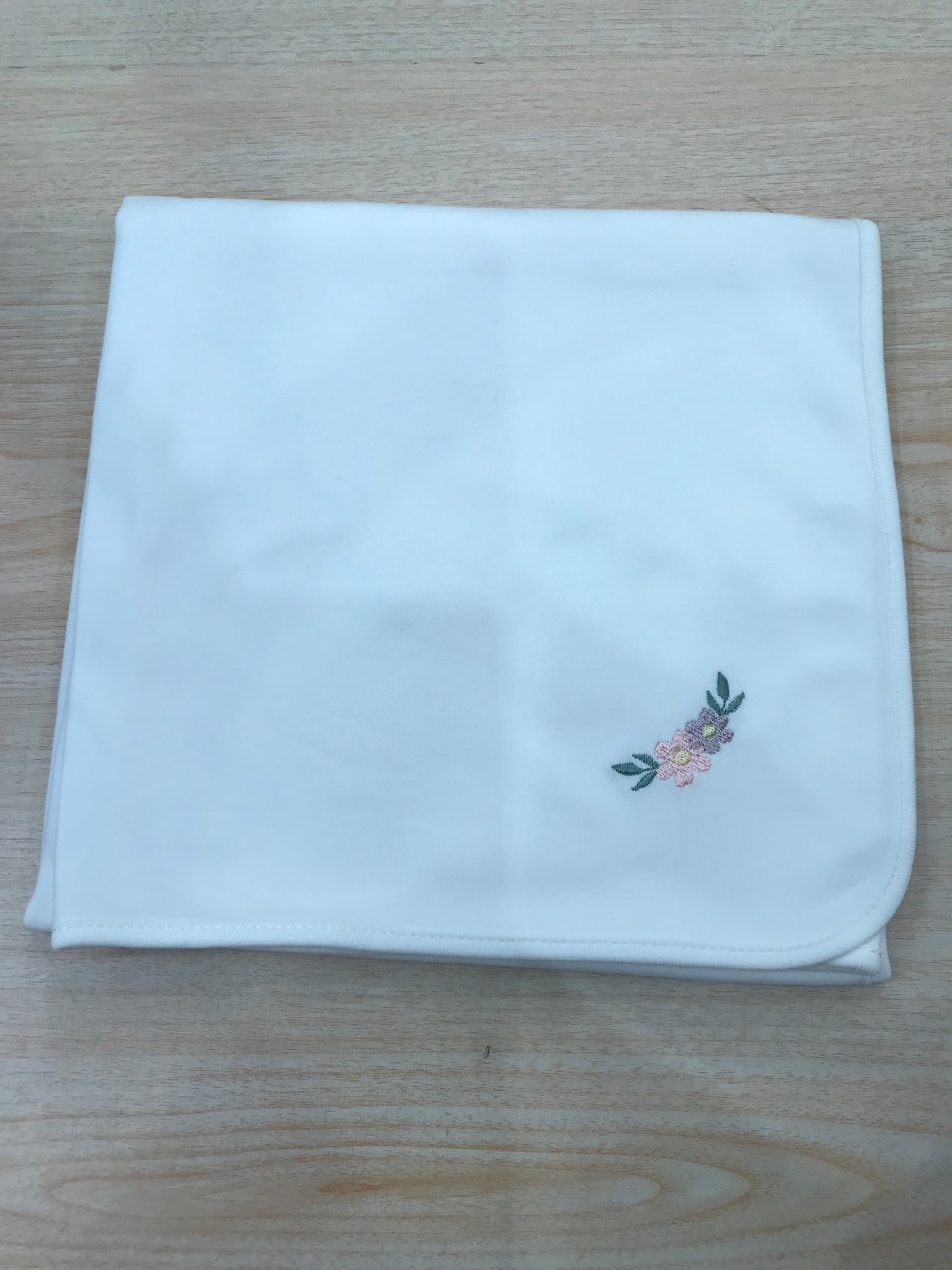 Mussola Baby Gi in cotone panna con fiore camelia ricamato