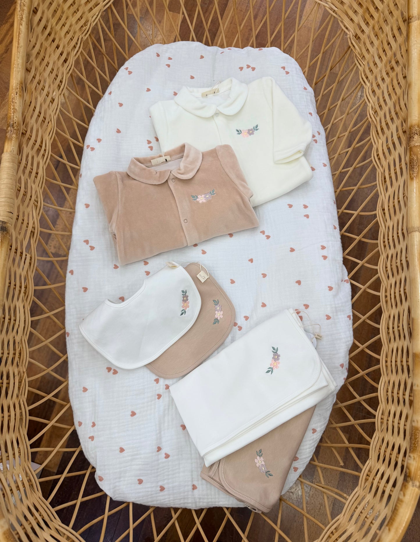 Coordinato nascita Baby Gi in ciniglia con piccole camelie ricamate