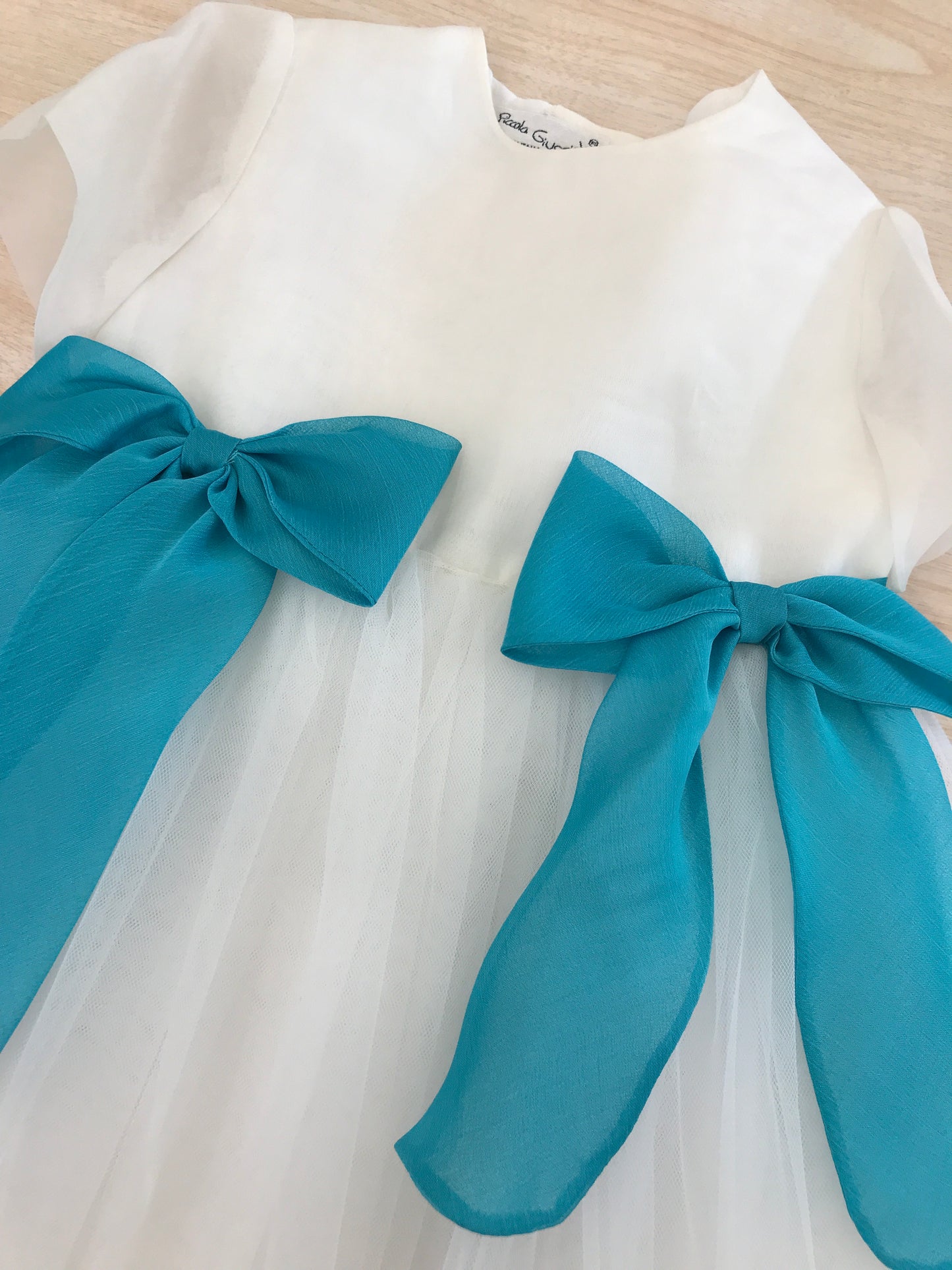 Abito Piccola Giuggiola in tulle bianco mezza manica con fiocchetti sul davanti con cardigan di filo con fiocchetto