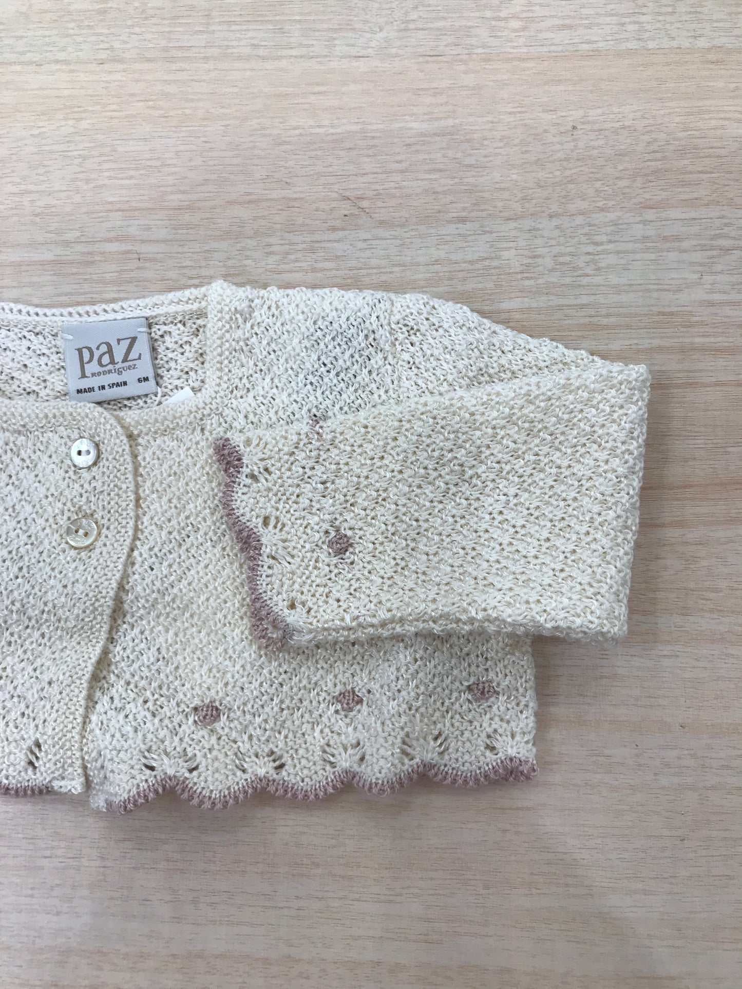 Cardigan Paz Rodriguez in filo panna con rifiniture rosa antico con piccoli bottoncini sul davanti