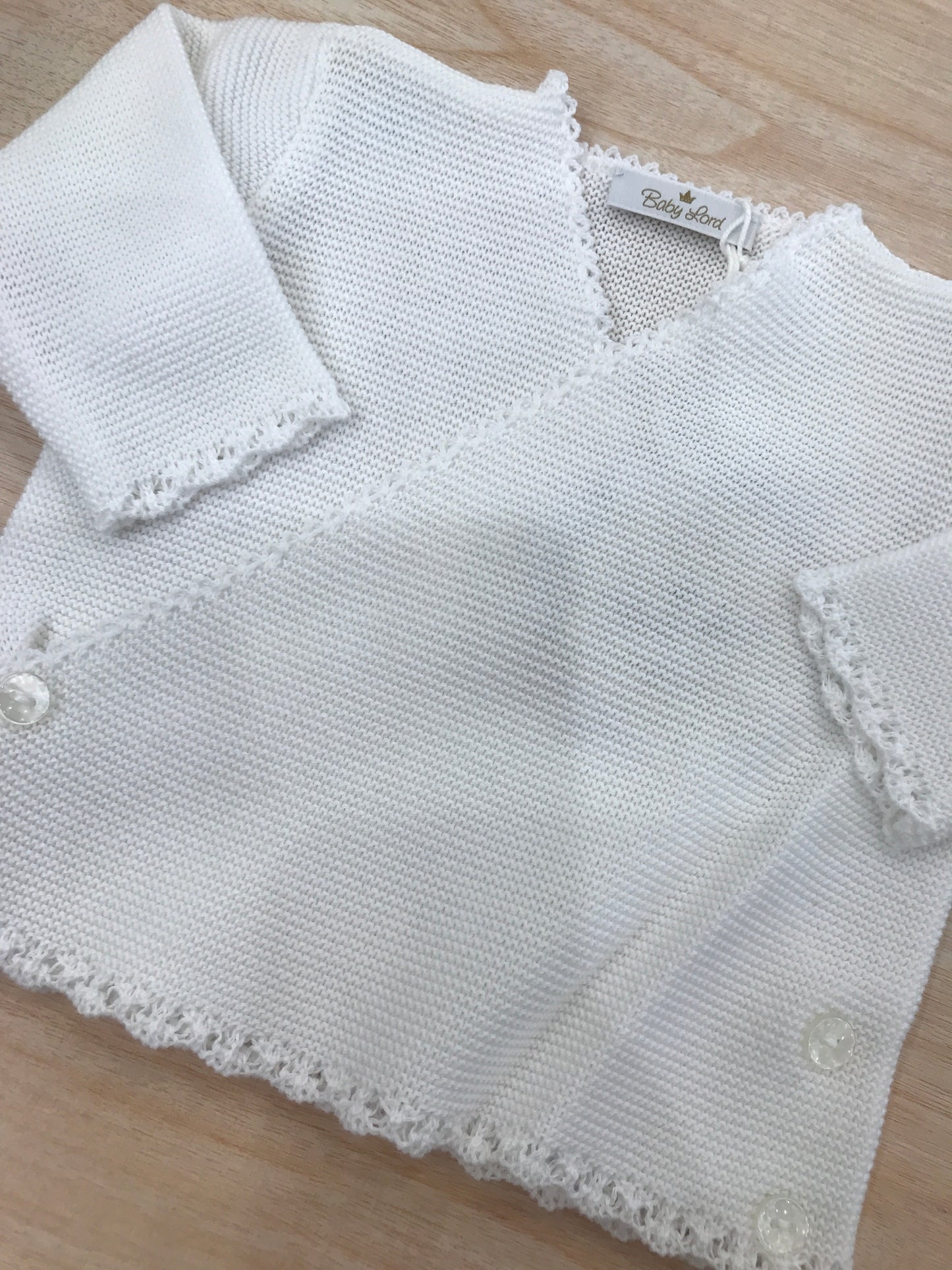 Cardigan Baby Lord in filo bianco ad incrocio smerlato