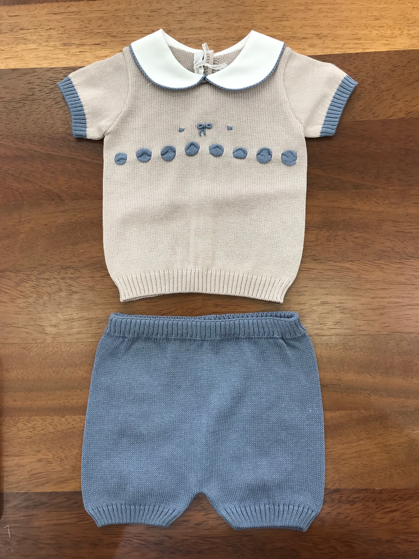 Completo Baby Lord in filo due pezzi tortora e avio con passanastro e fiocco ricamato mezza manica gambina corta